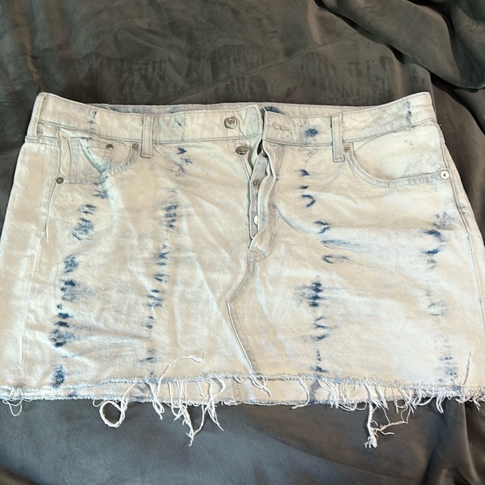 Acid wash denim skirt with buttons. Size XL. worn once, no stains or tears.